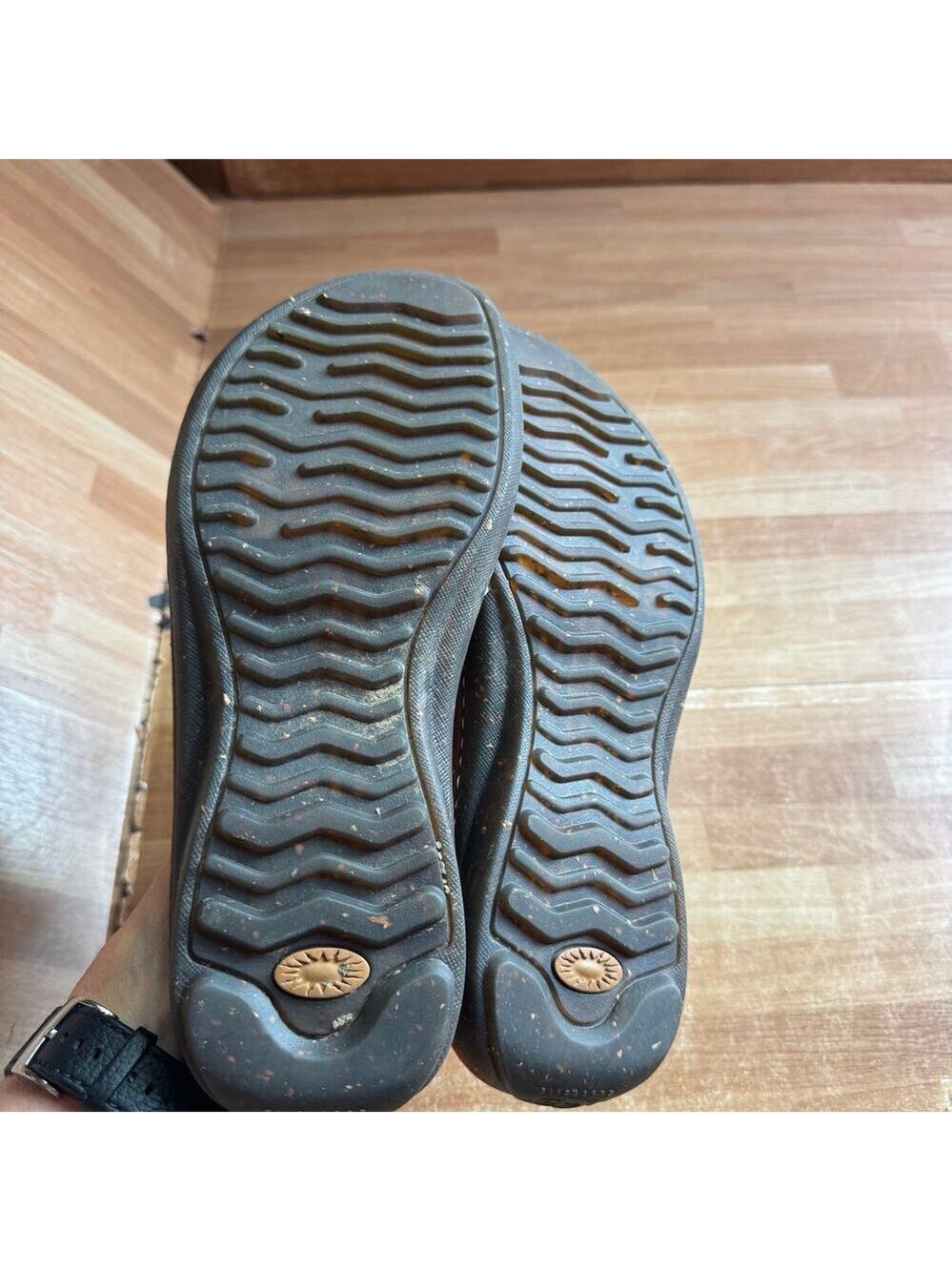 UGG Australia Layback Thong Sandals. Size 6 - Picture 5 of 9